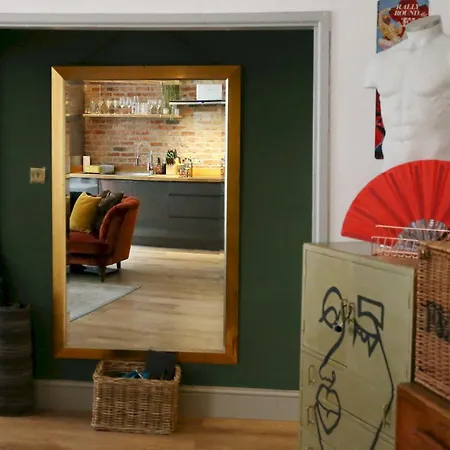 Appartement Stylish Seconds Away From Hotspots Pass The Keys *