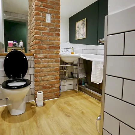 Stylish Seconds Away From Hotspots Pass The Keys Apartament