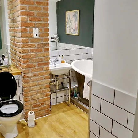Stylish Seconds Away From Hotspots Pass The Keys Apartament *