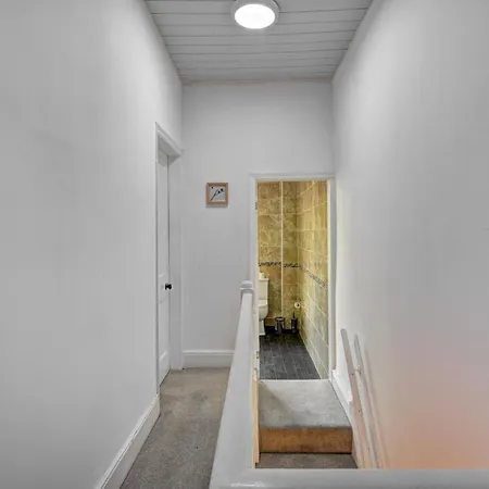 Pass The Keys Modern Two Bedroom By Levenshulme Station *