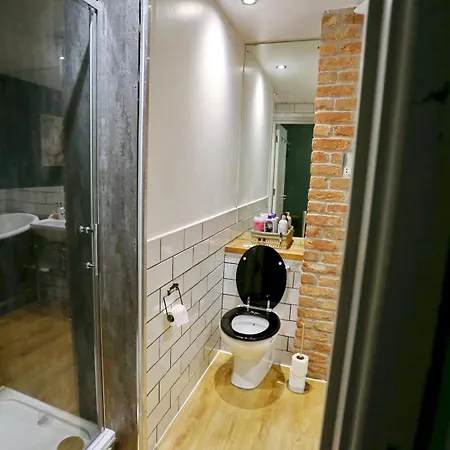 Stylish Seconds Away From Hotspots Pass The Keys Apartament *