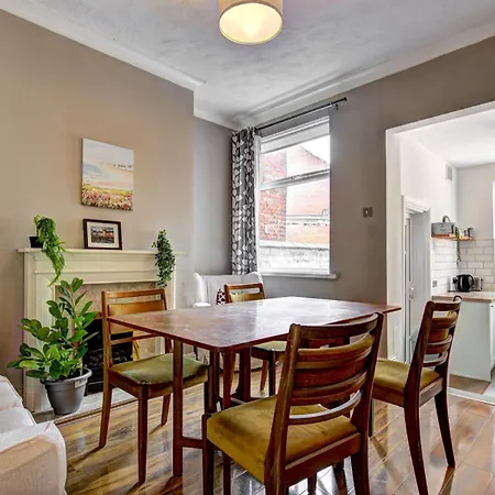 Pass The Keys Modern Two Bedroom By Levenshulme Station