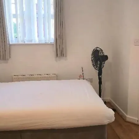 Quiet Residential Area Within Easy Reach Of Town * マンチェスター