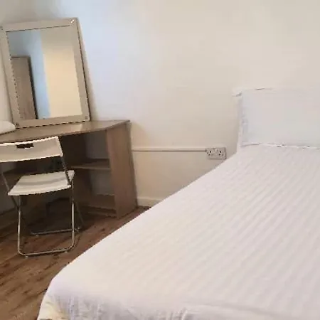 Апартаменты Quiet Residential Area Within Easy Reach Of Town Манчестер