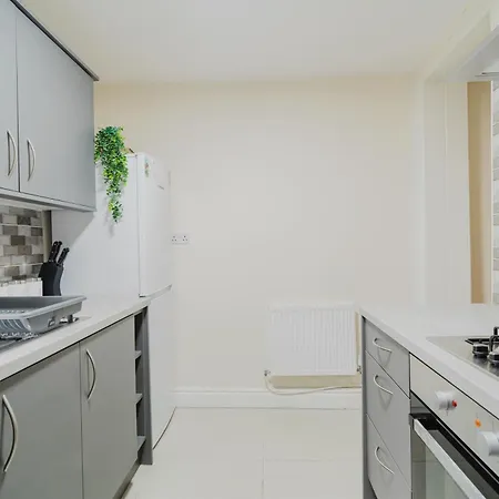Entire 3 Bedroom House, Salford 20 アパート
