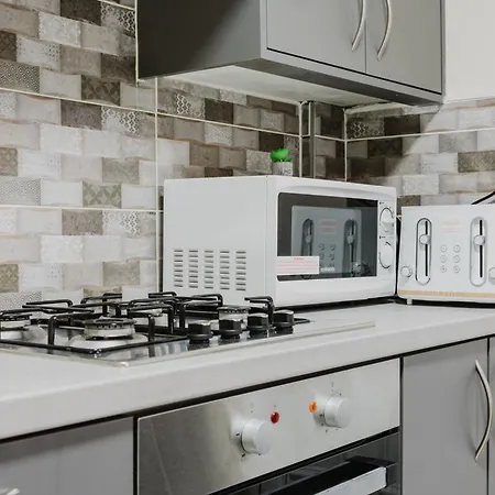Stylish 3 Bedroom House Sleep Up To 6 - Free Parking * Manchester
