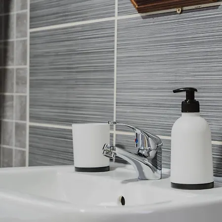 Entire 3 Bedroom House, Salford 20 *