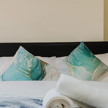 Entire 3 Bedroom House, Salford 20