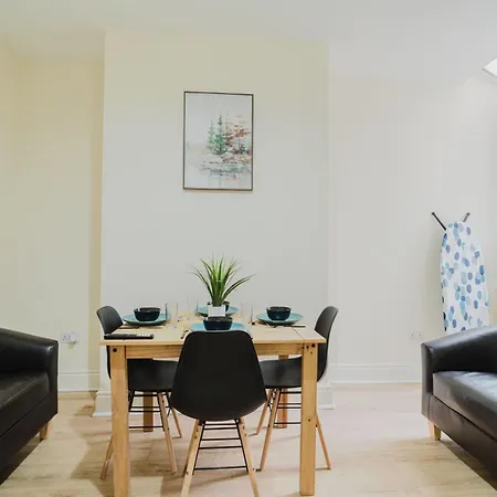 Stylish 3 Bedroom House Sleep Up To 6 - Free Parking