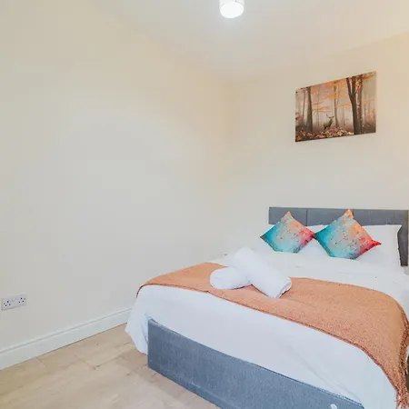 Stylish 3 Bedroom House - Free Parking