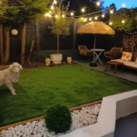 Prázdninový dům 2 Bedroomed Homely House *