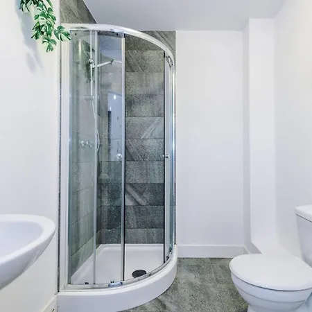 Media Sleeps 4 Free Parking