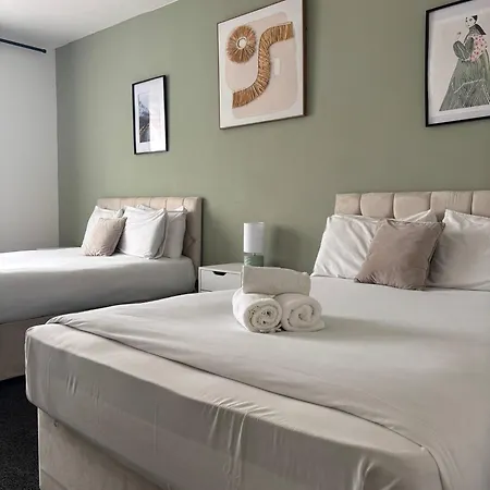 Media Sleeps 4 Free Parking Apartment