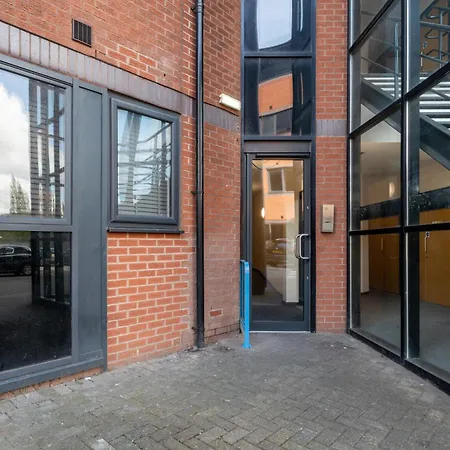 Bright 1 Bedroom Flat In Salford With Parking Available * Manchester