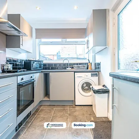 Spacious 3-bedroom House In With Free Parking *