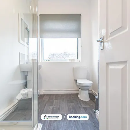 Spacious 3-Bedroom House In Manchester With Free Parking