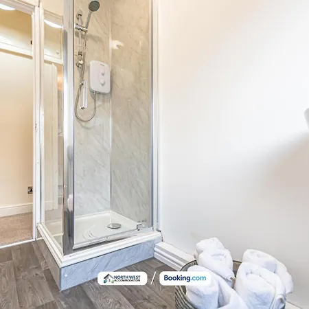 Spacious 3-bedroom House In With Free Parking Σπίτι διακοπών