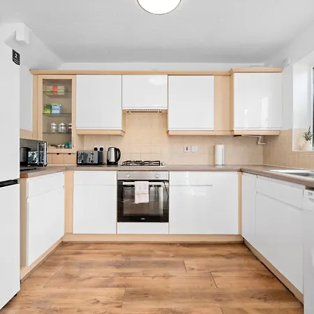 3bdr Gated Parking Near Centre Manchester