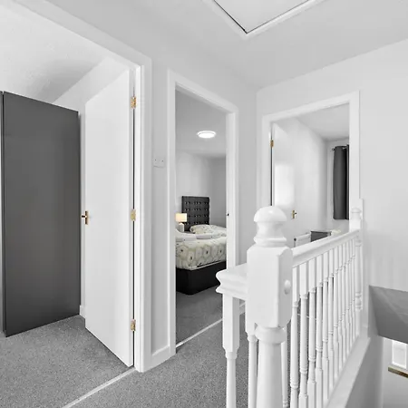 3bdr Gated Parking Near Centre Manchester