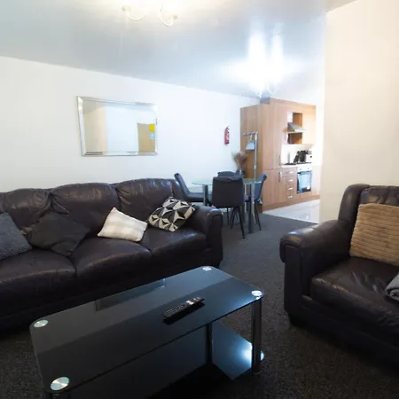 Close To Centre 3-bed Townhouse, Sleeps 7, Free Parking, Great Transport Links