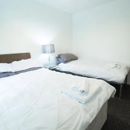 Close To Centre 3-bed Townhouse, Sleeps 7, Free Parking, Great Transport Links * Manchester