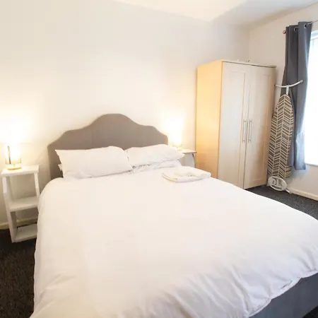 2 Bed Townhouse, Sleeps 5, Close To Centre Manchester