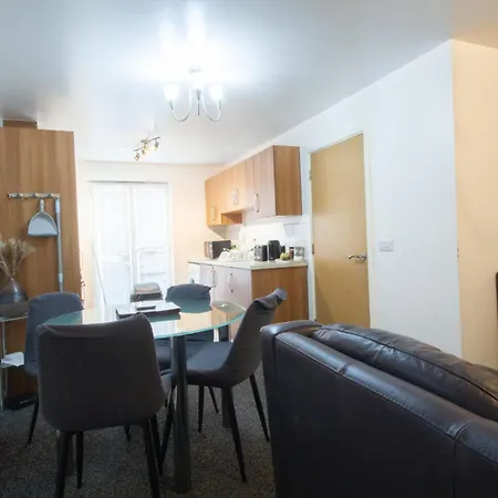 Close To Centre 3-bed Townhouse, Sleeps 7, Free Parking, Great Transport Links マンチェスター