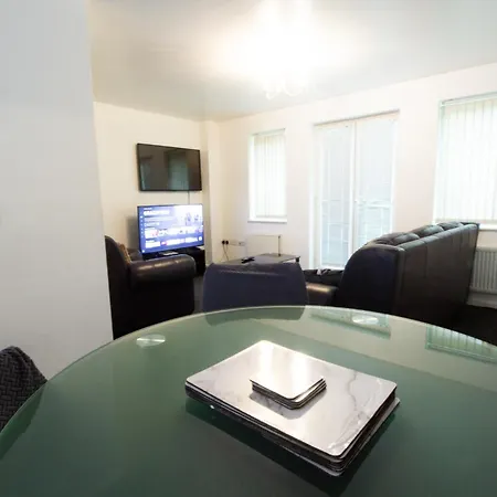 Close To Centre 3-bed Townhouse, Sleeps 7, Free Parking, Great Transport Links Διαμέρισμα *