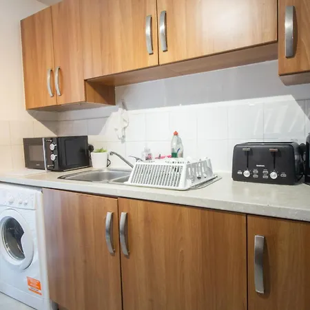 Appartement Close To Centre 3-bed Townhouse, Sleeps 7, Free Parking, Great Transport Links *