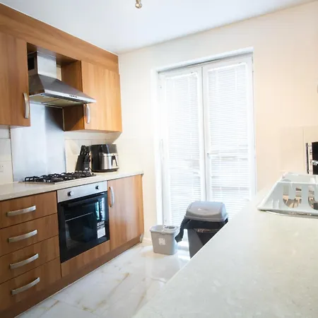 Apartment 2 Bed Townhouse, Sleeps 5, Close To Centre Manchester