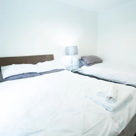 Close To Centre 3-bed Townhouse, Sleeps 7, Free Parking, Great Transport Links *