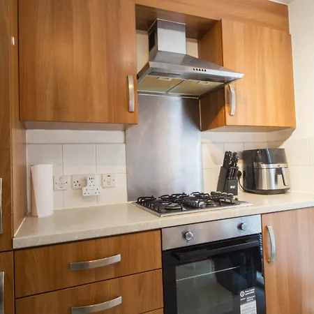 2 Bed Townhouse, Sleeps 5, Close To Centre Manchester