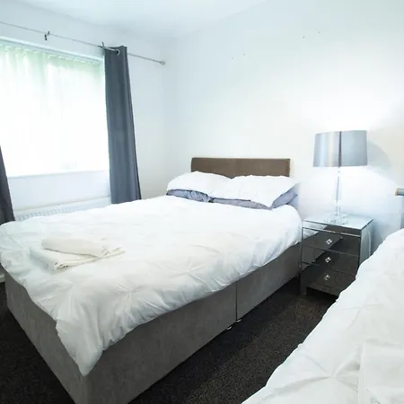 Close To Centre 3-bed Townhouse, Sleeps 7, Free Parking, Great Transport Links