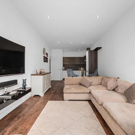 Two Bedroom By Brookland Serviced Short Lets With Free Wifi Apartmán