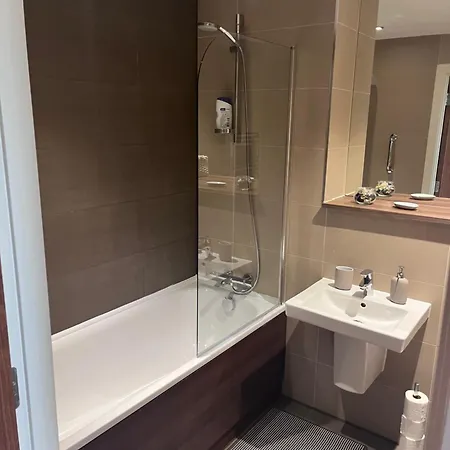 Double Bedroom - Private Bathroom - Centre Homestay Manchester