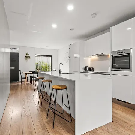 Large Townhouse 5 Beds With Two Parking Spaces - Centre Manchester