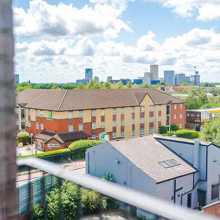 2br Chic And Stylish In Salford, Wifi, Kitchen, Parking With View Apartment