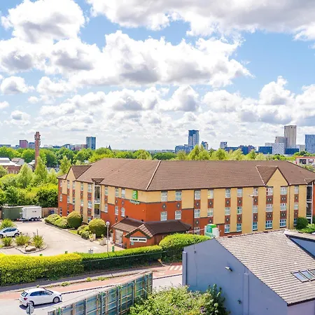 2br Chic And Stylish In Salford, Wifi, Kitchen, Parking With View