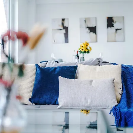 2br Chic And Stylish In Salford, Wifi, Kitchen, Parking With View *