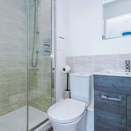 Apartment 2br Chic And Stylish In Salford, Wifi, Kitchen, Parking With View Manchester