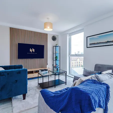 Apartment 2br Chic And Stylish In Salford, Wifi, Kitchen, Parking With View