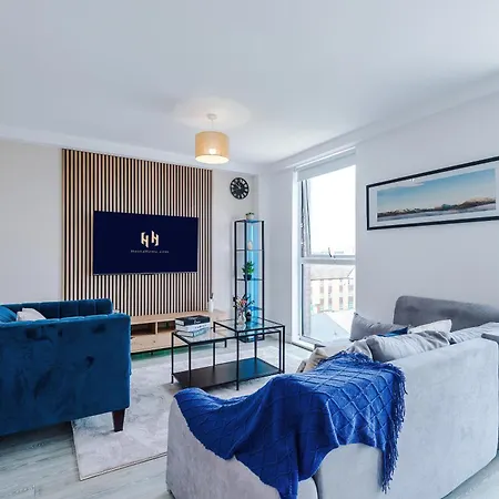 2br Chic And Stylish In Salford, Wifi, Kitchen, Parking With View