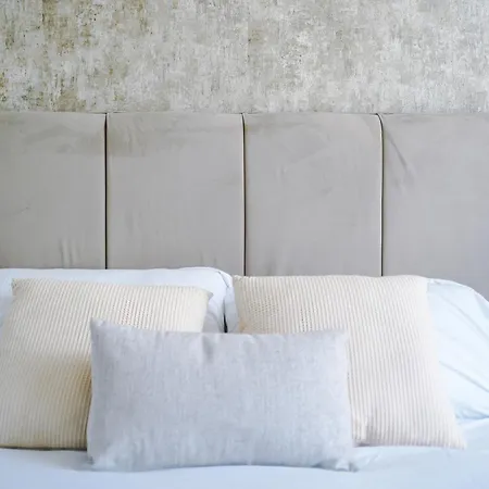 Apartament 2br Chic And Stylish In Salford, Wifi, Kitchen, Parking With View