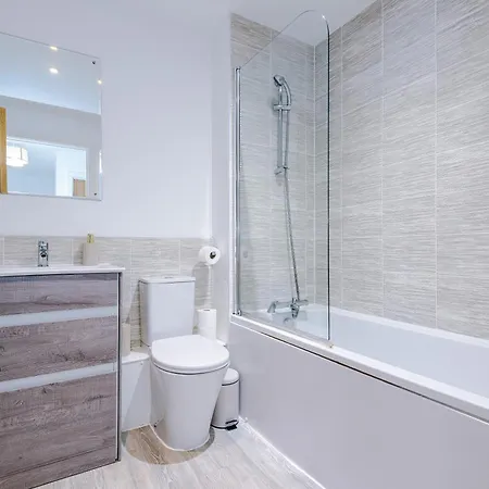 2br Chic And Stylish In Salford, Wifi, Kitchen, Parking With View Apartment