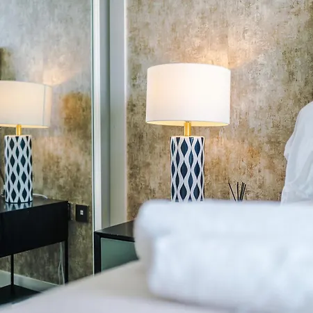 2br Chic And Stylish In Salford, Wifi, Kitchen, Parking With View Апартаменты