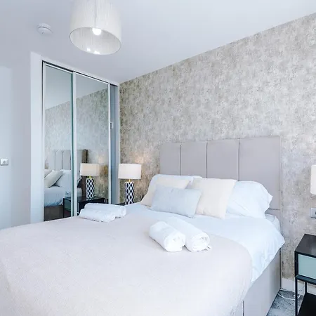 2br Chic And Stylish In Salford, Wifi, Kitchen, Parking With View Apartment *