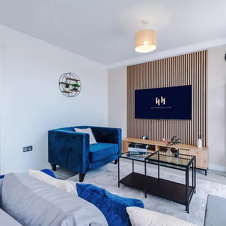2br Chic And Stylish In Salford, Wifi, Kitchen, Parking With View *