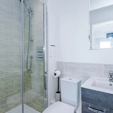 2br Chic And Stylish In Salford, Wifi, Kitchen, Parking With View