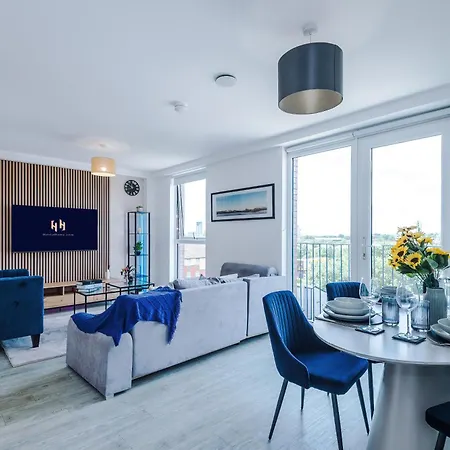2br Chic And Stylish In Salford, Wifi, Kitchen, Parking With View Apartment
