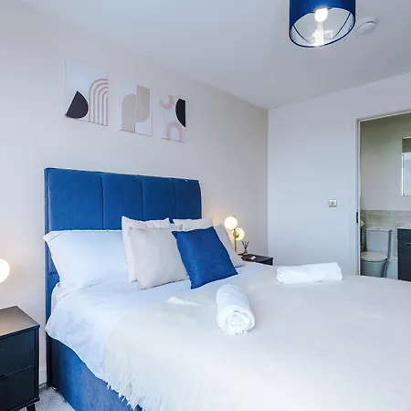 Apartment 2br Chic And Stylish In Salford, Wifi, Kitchen, Parking With View